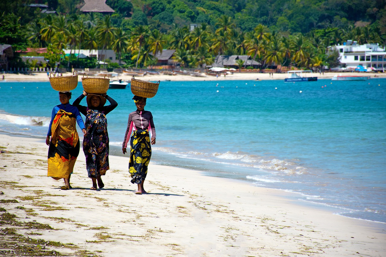 12-Day Adventure And Exploration At The Scenic Madagascar, the avenue of baobabs, RN7, Isalo National park and Ifaty beach (CUSTOMIZABLE)