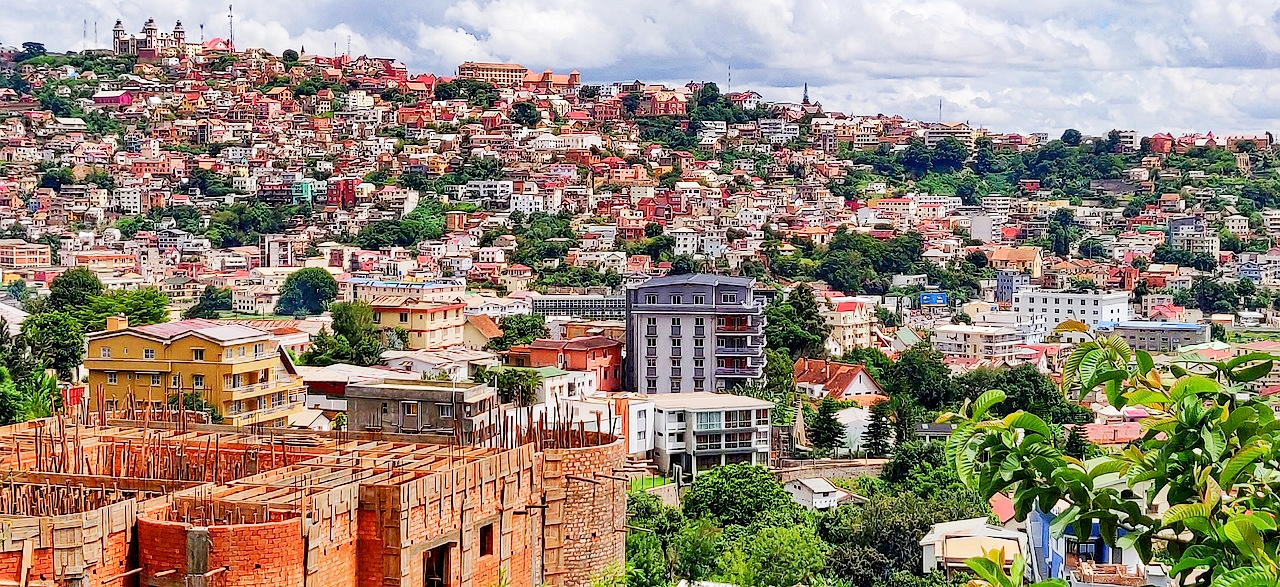 6-Day Expedition From Antananarivo To Tsingy Of Bemaraha, Avenue Of The Baobabs, And Antsirabe’s Thermal Springs (CUSTOMIZABLE)